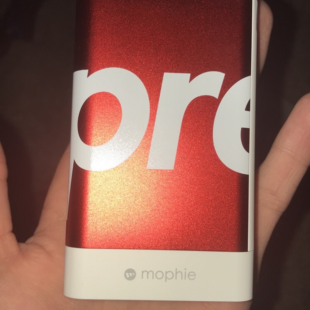 Supreme ss 18 mophie encore 10k - Picture 4 of 4